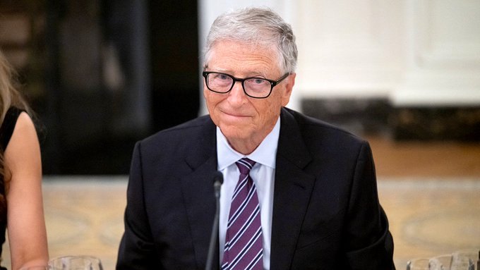 Bill Gates alerta que IA descontrolada pode causar “um bilhão de mortes” e exige regras obrigatórias