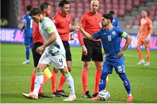 Tensões Políticas em Campo: Protesto da Seleção Irlandesa contra Israel Provoca Forte Reação Diplomática
