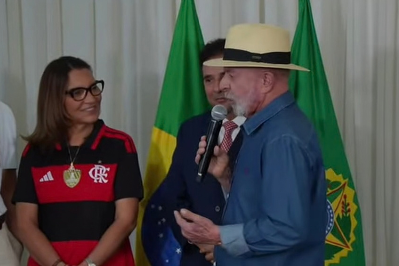 Janja usa camisa do Flamengo sem marca de bet em evento com Lula e gesto chama atenção