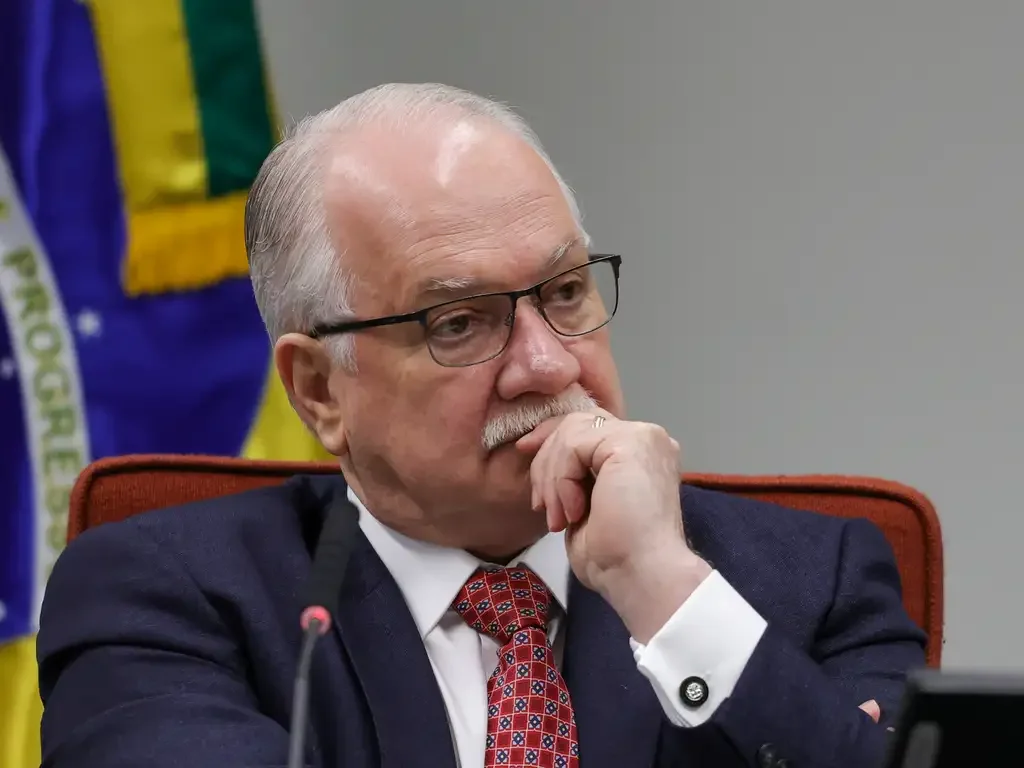 Fachin nega pedido de Flávio Bolsonaro para afastar Dino