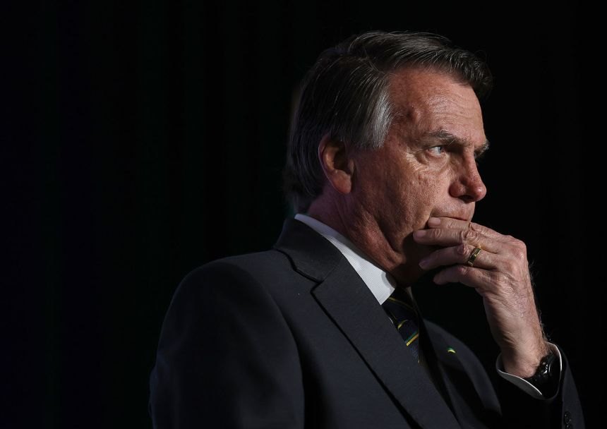 Bolsonaro pede revisão da condenação e cita caso Banco Master