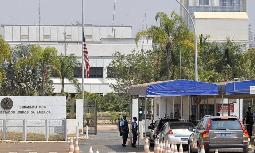 EUA suspendem atendimento em embaixada e consulados no Brasil
