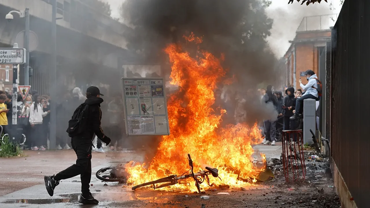 Protestos estudantis provocam confrontos e fechamento de escolas na França