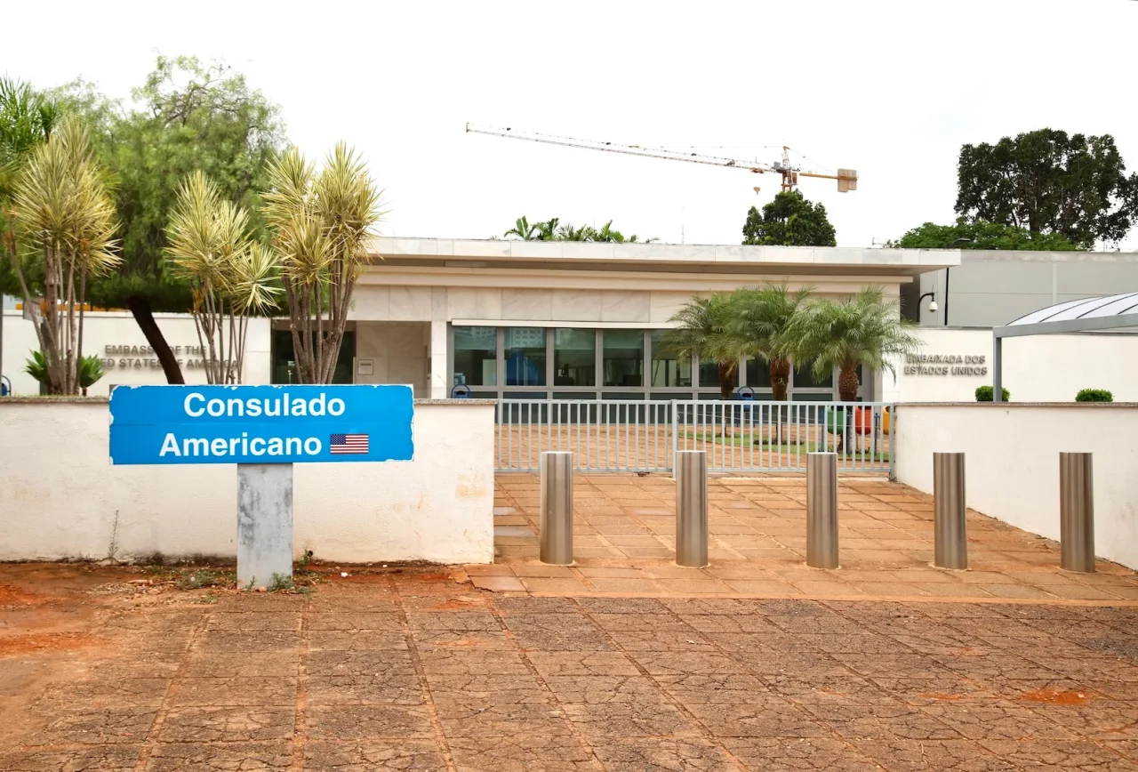 Fechamento de consulados dos EUA alimenta desinformação no Brasil