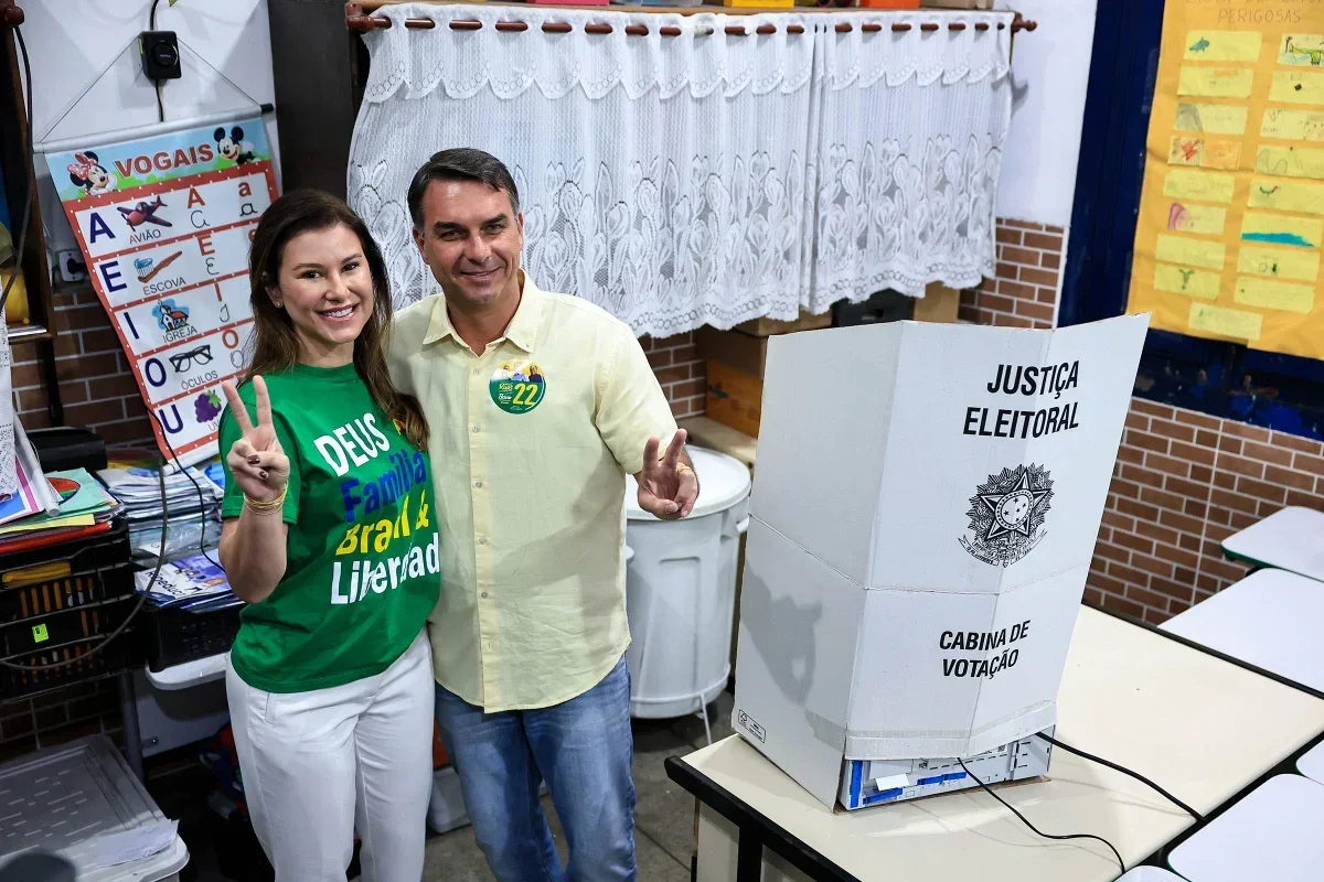 Flávio Bolsonaro vota no Rio de Janeiro no primeiro turno