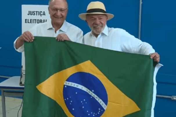 Vídeo de Lula com bandeira após votação gera críticas