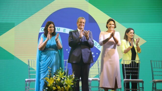 PL amplia força no Senado, com Michelle e Carlos Bolsonaro entre os eleitos