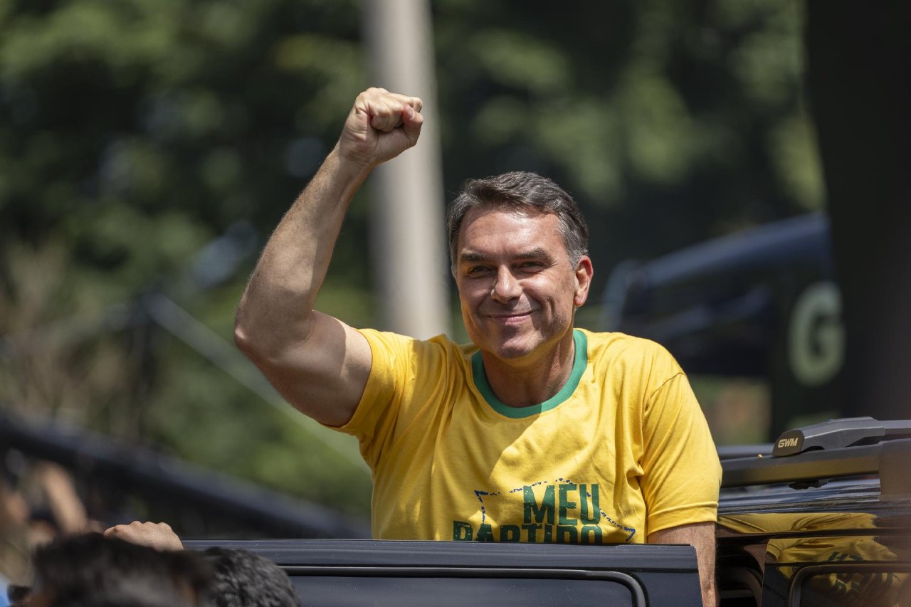 Flávio avança nas cidades mais evangélicas; Lula perde espaço nas mais católicas