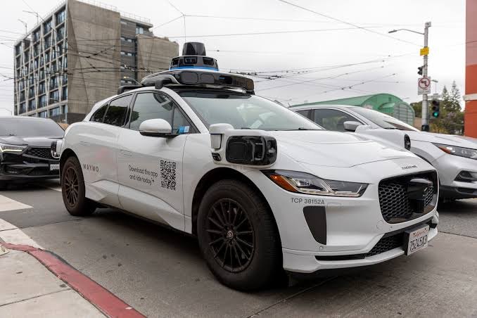 Vídeo de Waymo em sinal vermelho provoca debate em Orlando