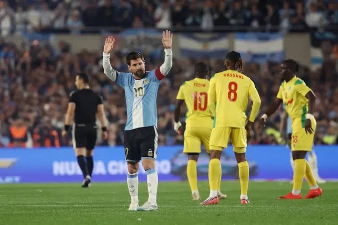 Messi marca de pênalti e dá duas assistências na despedida da seleção argentina