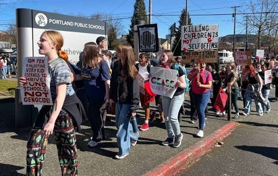 Pais protestam contra possível fechamento de escolas em Portland