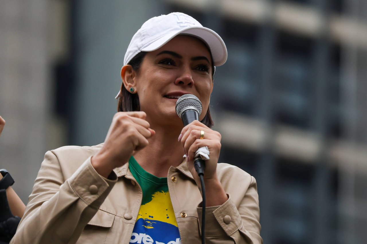 Michelle diz que Bolsonaro quer voltar às ruas e cita jovens