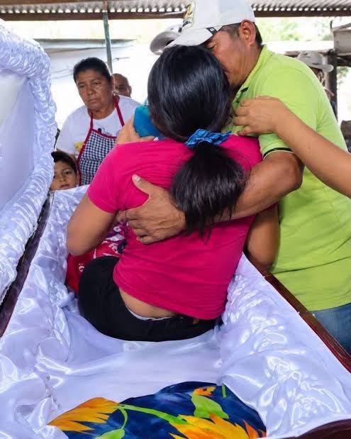 Dada como morta pela família, adolescente desperta em caixão e surpreende durante velório na Guatemala