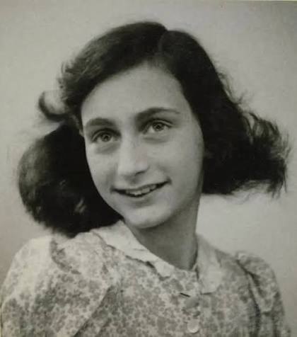 Artista transforma descoberta de passado familiar no Holocausto em exposição