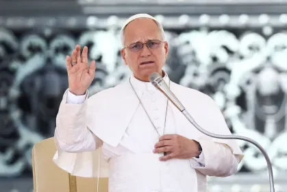 Papa Leão XIV tem câncer e passa por cirurgia no pulmão
