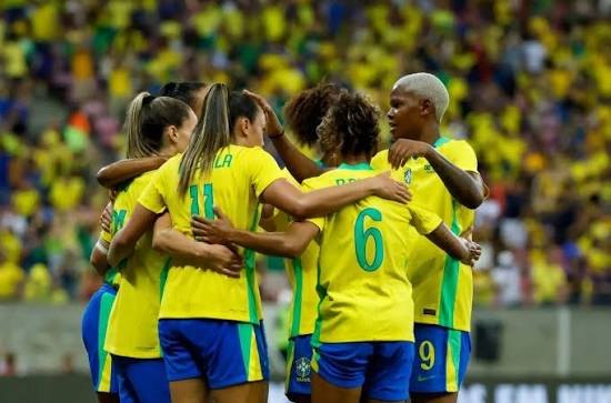 Brasil cede empate à Argentina mesmo com uma jogadora a mais