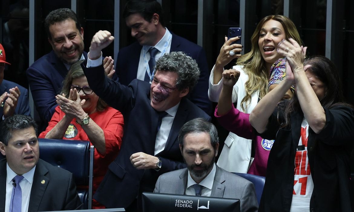 Senado aprova fim da escala 6x1; PEC segue para promulgação