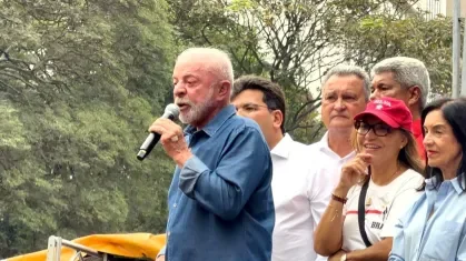 Lula faz aceno a Cleitinho durante campanha em Minas