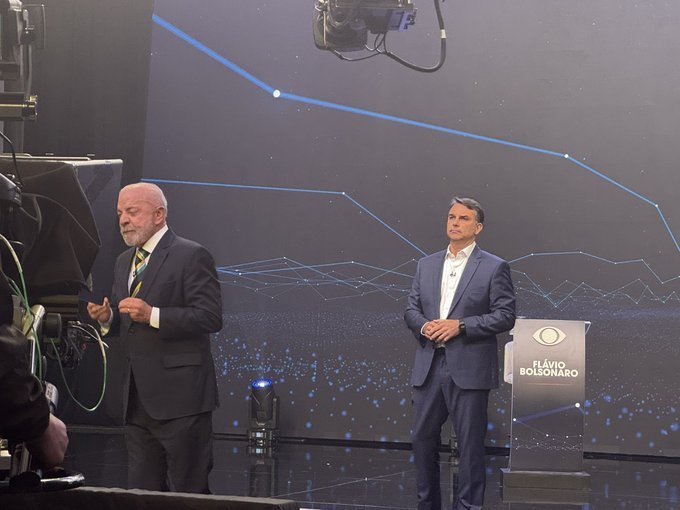 Flávio cita Moro e Deltan na plateia ao provocar Lula no debate