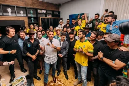 Flávio Bolsonaro recebe apoio de Gusttavo Lima, Zezé e outros sertanejos em Goiás