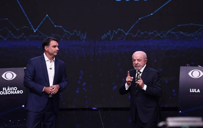 Ibovespa cai e dólar fecha acima de r$ 5 com eleição no radar