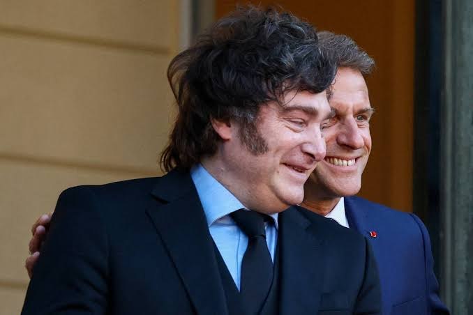 Milei volta a atacar lula às vésperas da eleição brasileira