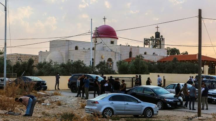 Ataque a tiros em igreja na Jordânia deixa 7 mortos durante funeral em Karak
