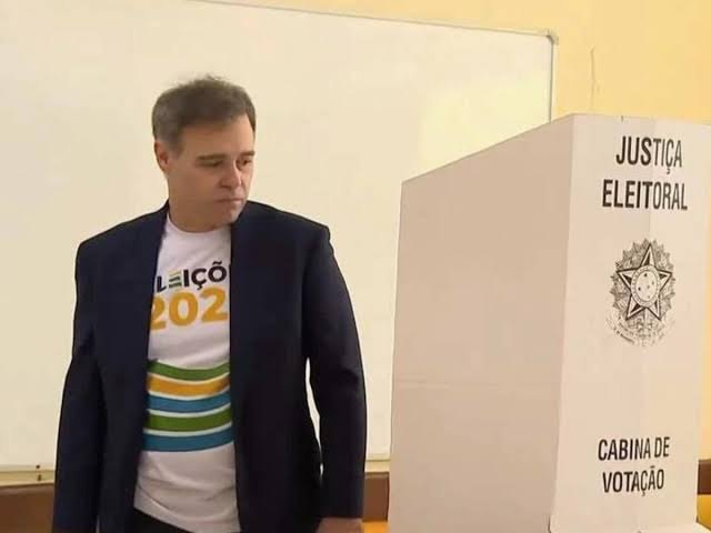 André Mendonça vota em Brasília e destaca decisão do eleitor