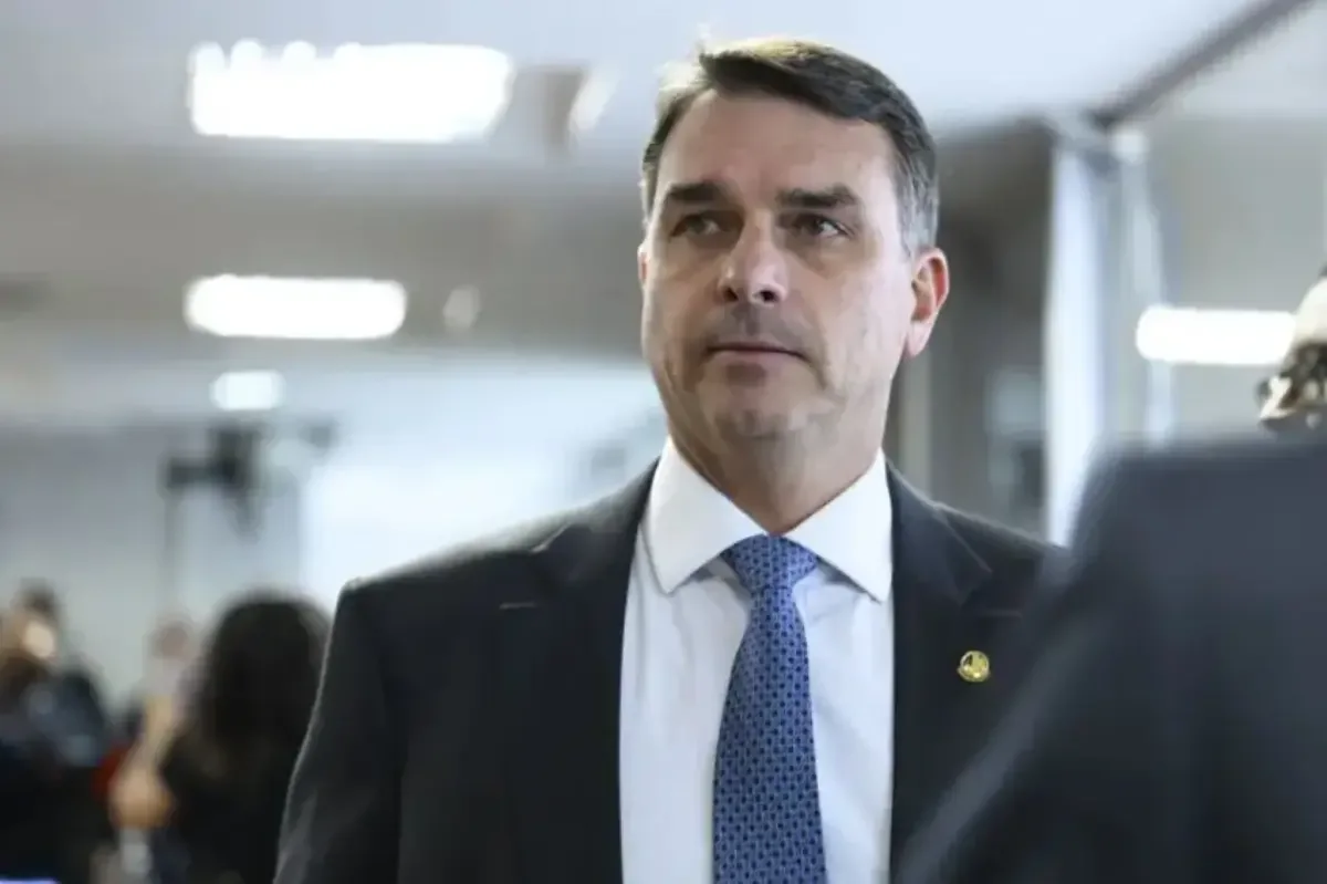 Moraes manda Flávio entregar passaportes e proíbe saída do país