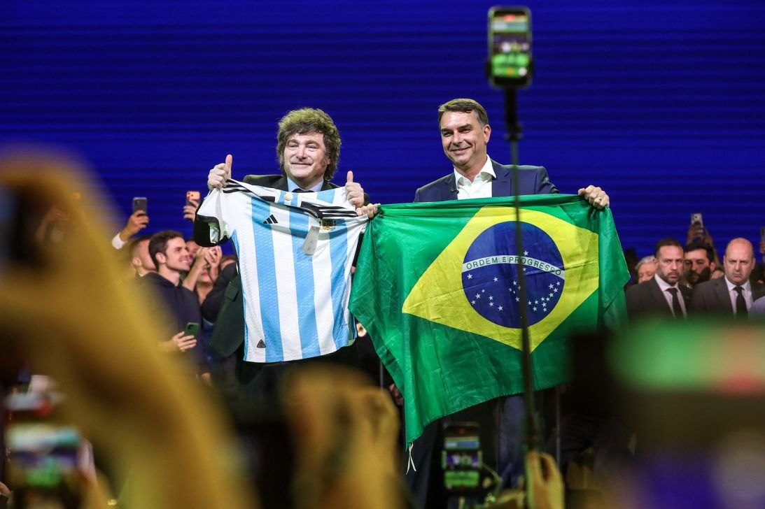PF verifica possível saída de Flávio Bolsonaro; viagem não é confirmada