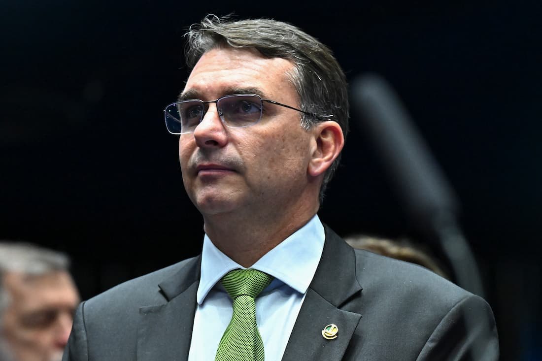 Flávio Bolsonaro chega aos EUA com mulher e filhas, diz CNN