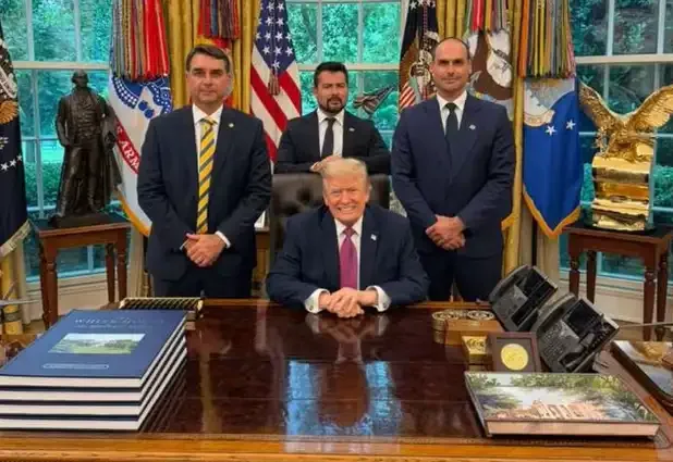 Trump aprova entrada de Flávio Bolsonaro nos EUA, mas diz que não vai interferir no Brasil