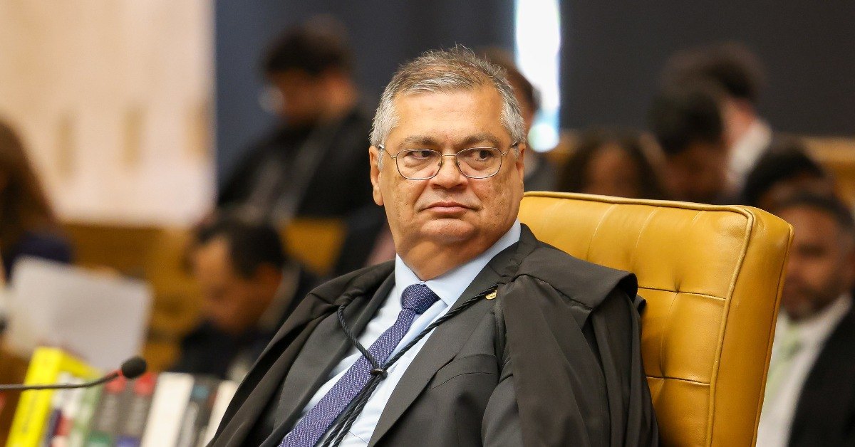Flávio Dino ordena investigação sobre possível financiamento estrangeiro de JD Vance na campanha de Flávio Bolsonaro