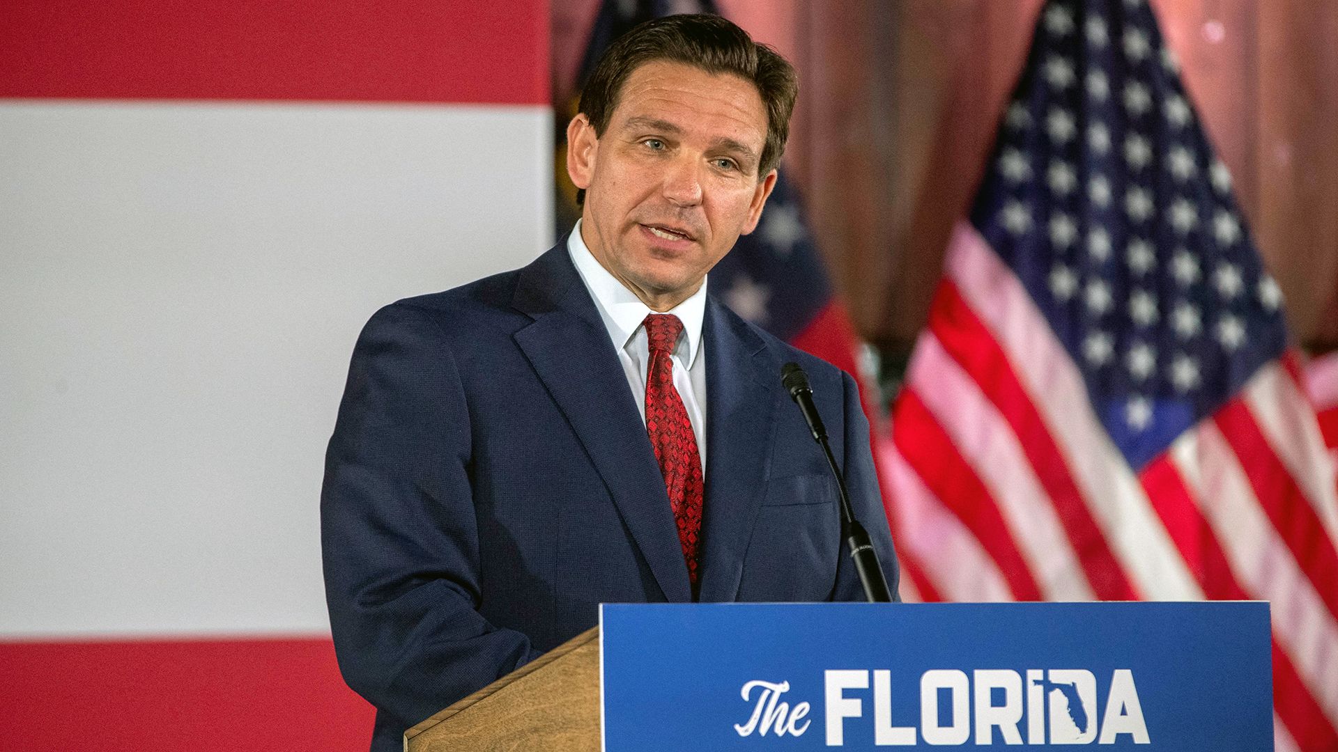 Ron DeSantis convoca sessão especial para alinhar leis da Flórida à agenda de imigração de Trump, incluindo expansão do programa 287(g) e mudanças significativas nas políticas estaduais.