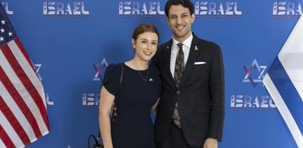 Casal de funcionários da Embaixada de Israel é morto a tiros após evento em museu judaico; crime é tratado como terrorismo antissemita.