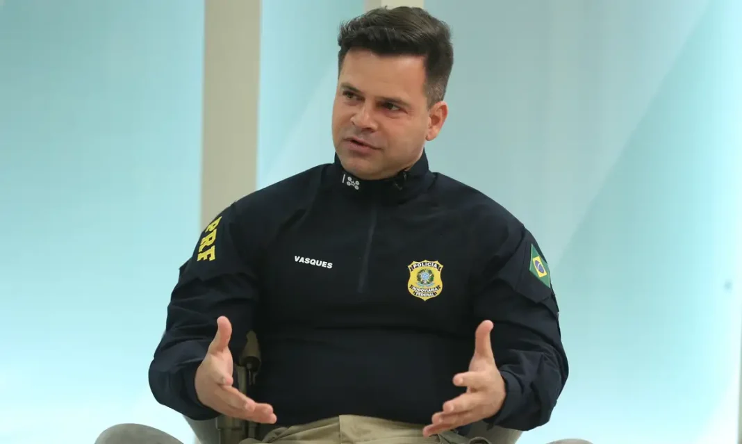 Silvinei Vasques é um ex-policial e administrador que atuou como diretor-geral da Polícia Rodoviária Federal (PRF)