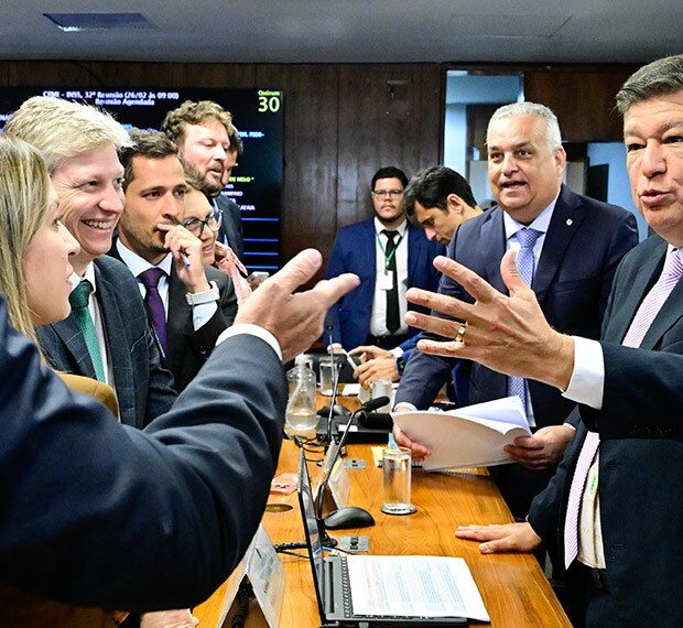 Senador Carlos Viana preside reunião da CPMI do INSS no Senado Federal.