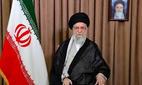 Líder Supremo do Irã, Ali Khamenei, com a bandeira do Irã ao fundo em um cenário de crise.