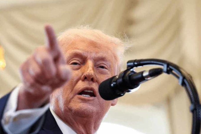 Donald Trump discursando sobre o aumento da tarifa global de 10% para 15% após decisão da Suprema Corte dos EUA em fevereiro de 2026. Opção 2: Imagem do Prédio da Suprema Corte (SCOTUS)