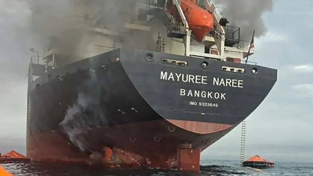 Navio cargueiro Mayuree Naree em chamas no Estreito de Ormuz após ataque de projétil iraniano.