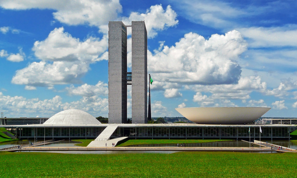 Fotografia do Palácio do Planalto em Brasília sob luz solar, representando a sede do governo federal.