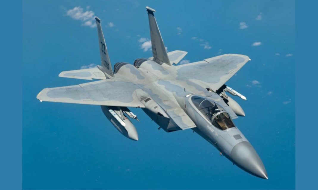 Piloto americano de caça F-15E sendo ajudado por civis kuwaitianos no deserto após ejeção segura em incidente de fogo amigo – março 2026