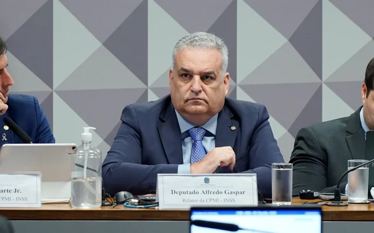 Foto do deputado Alfredo Gaspar durante a leitura do relatório final da CPMI do INSS no Congresso Nacional.