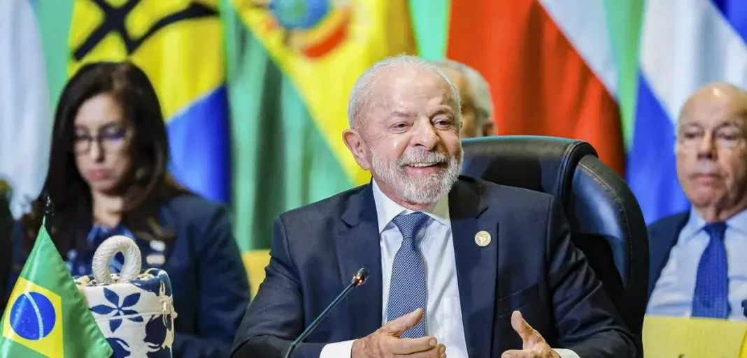 Presidente Lula discursando em púlpito durante o Fórum Celac-África em Bogotá, Colômbia.