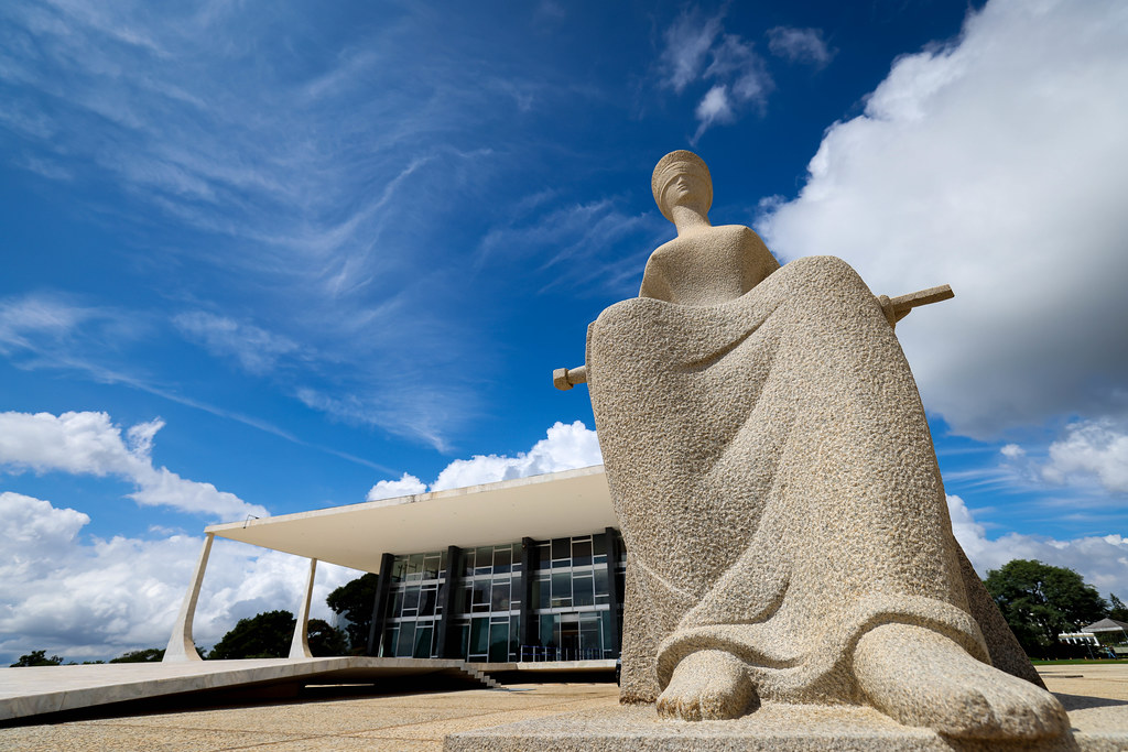 Supremo Tribunal Federal em Brasília com foco na balança da justiça.