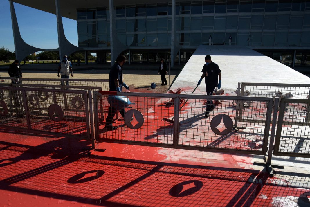 Fachada do Palácio do Planalto em Brasília sob céu carregado, simbolizando a tensão política com a possível delação de Fabiano Zettel.