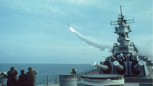 Lançamento de míssil Tomahawk a partir do destróier USS John Finn durante operação militar contra o Irã.