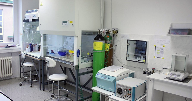 Fachada de laboratório de pesquisa biológica com sinalização de biossegurança nível 3 (NB-3).