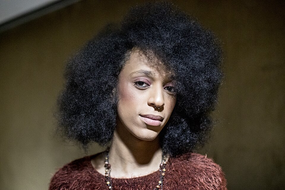 Gráfico da pesquisa PoderData mostrando o índice de 74% de reprovação sobre a presidência da Comissão da Mulher.