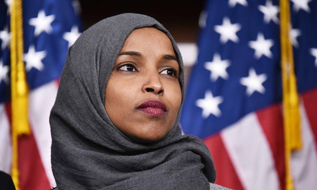 Logotipo oficial ou bandeira de Somaliland ao lado de uma imagem de arquivo da deputada Ilhan Omar em um contexto de debate político.